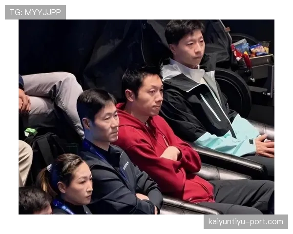 许昕光脚踢球鞋那会儿到底图啥，看着也太不像顶流运动员了吧！